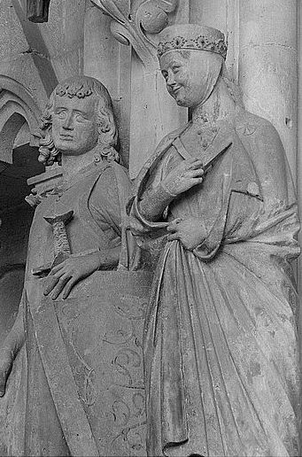 Sochy zakladatelů v Naumburgu - pol. 13. stol., kurtoazní gesto Reglindis - přidržování si šňůrky pláště, zavinutí plachetky pod korunou