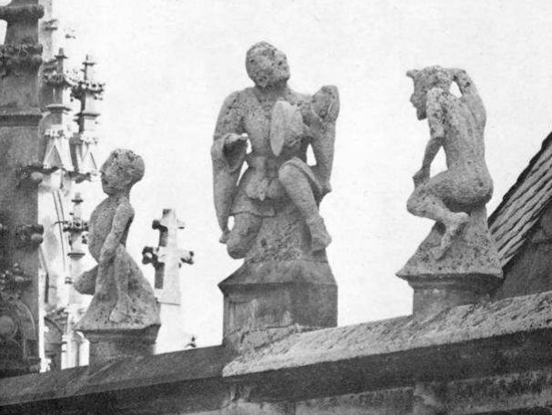 Tzv. Tanečníci na chrámu Sv. Barbory v Kutné Hoře, konec 15. st., všichni mají deformovaná těla a rozšklebené výrazy, prostřední navíc odhalené přirození 