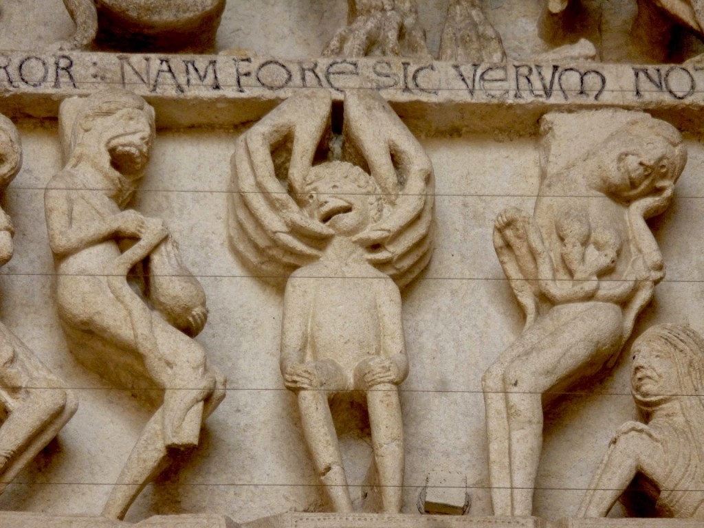 Katedrála v Autun - západní portál, Poslední soud - ďáblové se vysmívají dušičce, kterou unáší obří ruka (1. pol. 12. st.)