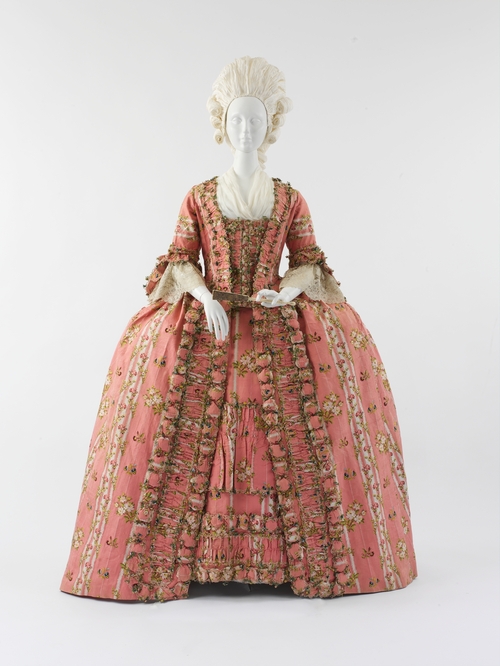 Francouzské růžové šaty, kol. 1775_