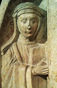 Sv. Anežka jako "druhá zakladatelka" na reliéfu, který se původně nacházel v tympanonu hlavního portálu baziliky, dnes je uložen v kryptě na oltářní menze - foto Packare