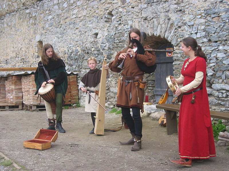 Vystoupení dobově oděných hudebníků na hradě Kašperk - foro Ponto