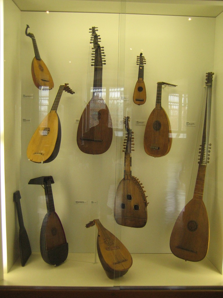 Historické mandory a loutny - foto Andrew Plumb